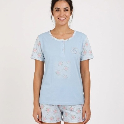 Pijama feminino azul claro com padrão floral e desenho de coelho