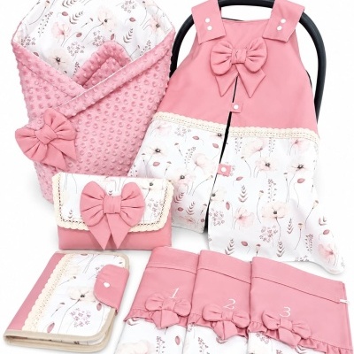 Conjunto de acessórios para bebé em rosa e branco com padrão floral e laços.