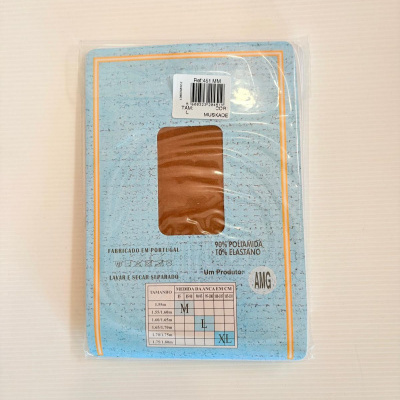 Embala de meia-calça castanha em plástico transparente com verso azul e informações impressas.