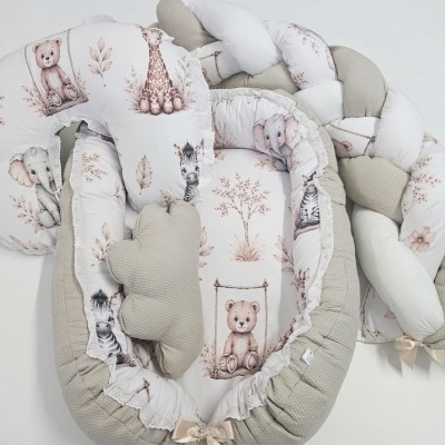 Conjunto de artigos para bebé com padrão de animais e tecidos em tons pastel e bege