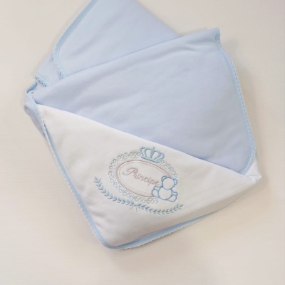 Manta de bebé azul clara e branca com bordado e acabamento em azul claro.