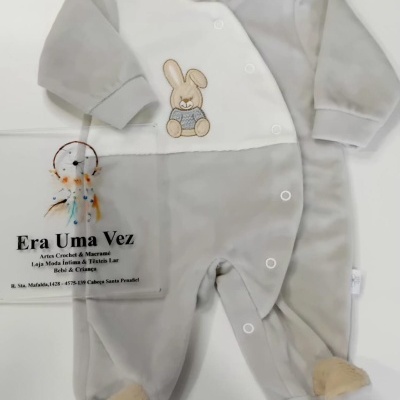 Macacão de bebé cinzento e branco com bordado de coelho