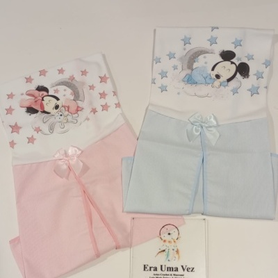 Fraldas toalhas bebé rosa com Minnie e azul com Mickey, ambos com laço e estrelas.