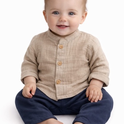 Bebé sentado com roupa casual clara e calças azuis em fundo branco