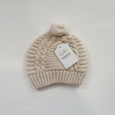 Gorro de malha bege com pompom e etiqueta