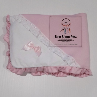 Manta ou cobertor de bebé branco e rosa com laço e renda, etiqueta Era Uma Vez