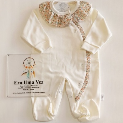 macacão de bebé creme com gola floral