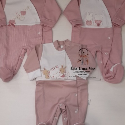 Três macacões de bebé rosa com detalhes brancos e bordados de animais, com botões de pressão e etiqueta ERA UMA VEZ