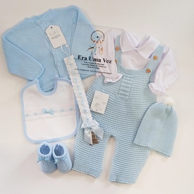 Conjunto de roupa de bebé azul claro em malha com acessórios