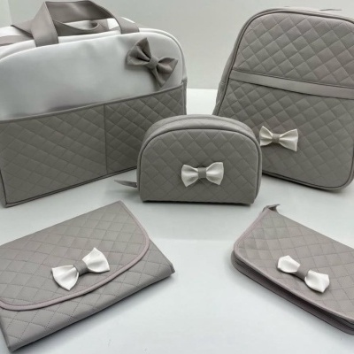 Conjunto de malas e bolsas cinza acolchoadas com laços brancos e cinza
