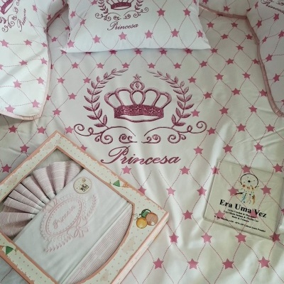 Roupa de cama branca com estrelas cor-de-rosa e decoração de coroa com texto Princesa