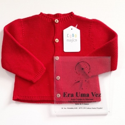 Casaco tricotado vermelho para bebé com botões de madeira e etiquetas visíveis