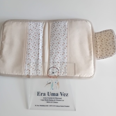 Estojo bege com padrão de estrelas e cartão de visita Era Uma Vez