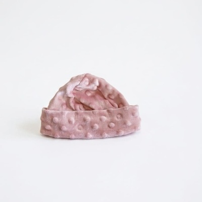 Gorro de bebé rosa em tecido macio com textura de bolinhas