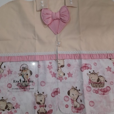 Babete cor de rosa e bege com estampa de girafas e estrelas
