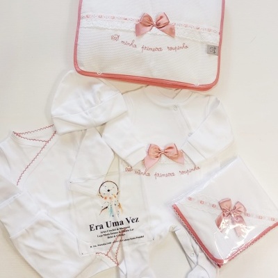 Conjunto de roupa de bebé branca com detalhes cor-de-rosa e saco branco impresso