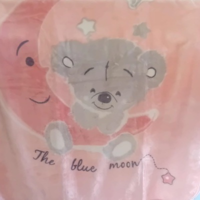 Manta ou cobertor rosa com estampa de urso, lua e texto.