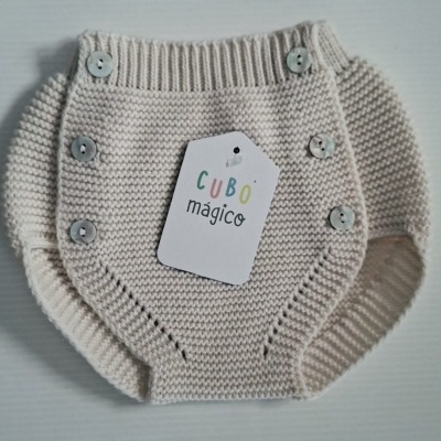 Cueca de bebé em malha bege com botões e etiqueta com texto