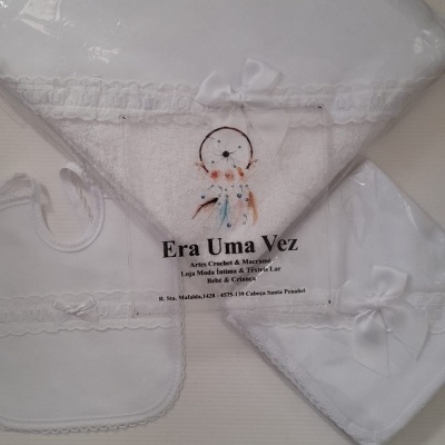 Conjunto de bebé branco com rendas e laços
