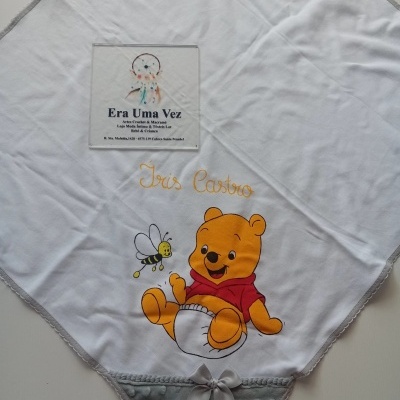 Cobertor branco para bebé com ilustração do ursinho Pooh e nome bordado