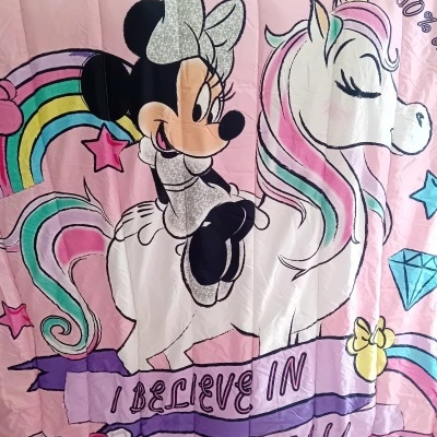 Colcha rosa com estampa de Minnie Mouse num unicórnio e texto 'I BELIEVE IN UNICORNS!!!'