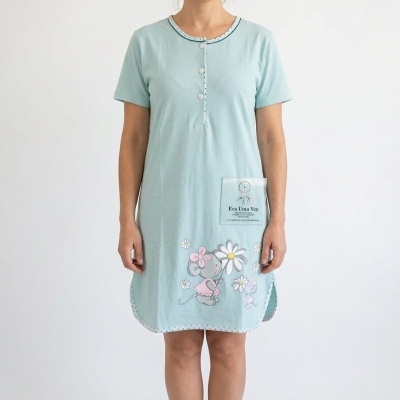 Vestido curto azul claro com estampa de ratinho e flores