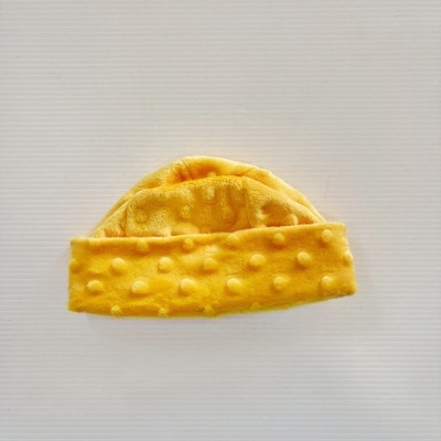 Gorro amarelo com textura de bolinhas
