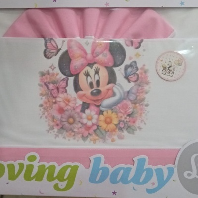 Roupa de bebé com estampa da Minnie Mouse e flores em embalagem