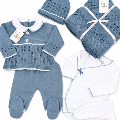 Conjunto de roupa de bebé com camisola, calças, gorro, body e manta