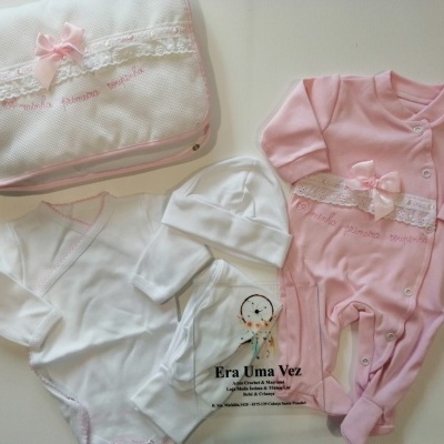 Conjunto de roupa de bebé branca e rosa com bordados e renda