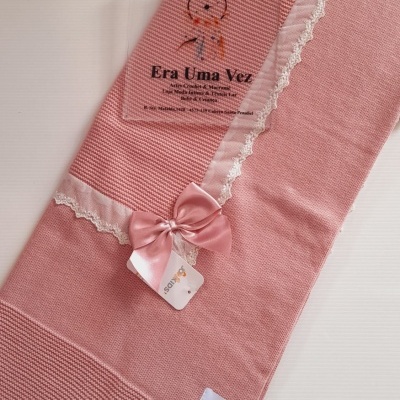 Manta cor-de-rosa para bebé com renda e fita rosa