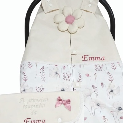Saco de dormir de bebé bege e branco com padrão floral rosa e nome Emma bordado