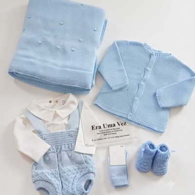 Conjunto de roupa de bebê azul claro com manta, casaco, body, jardineiras e sapatinhos