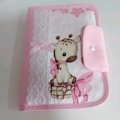 Capa rosa e branca com desenho de girafa e renda