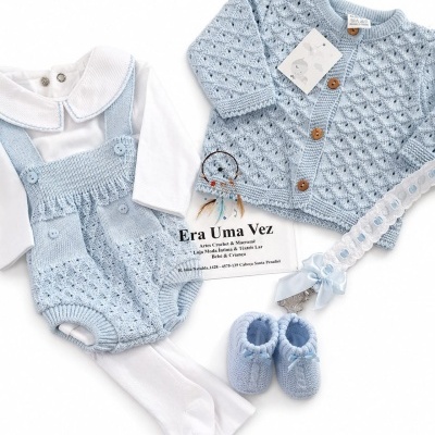 Conjunto de roupa de bebé azul e branco em fundo branco