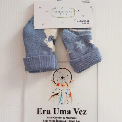 Meias azuis para bebé com padrões de estrelas e nuvem