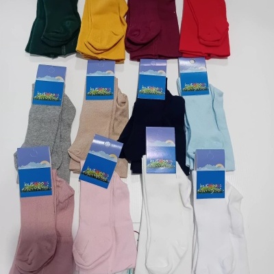 Doze pares de meias coloridas com etiquetas azuis da marca ke itWoops