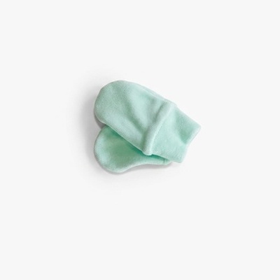 Meias de bebé verde água em fundo branco