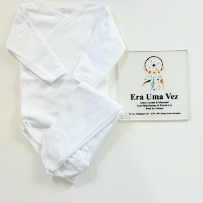Body branco para bebé com mangas compridas sobre fundo branco e placa transparente com texto promocional