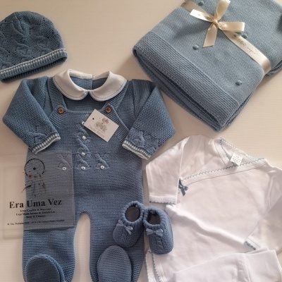 Conjunto de roupa de bebé em malha azul claro e body branco