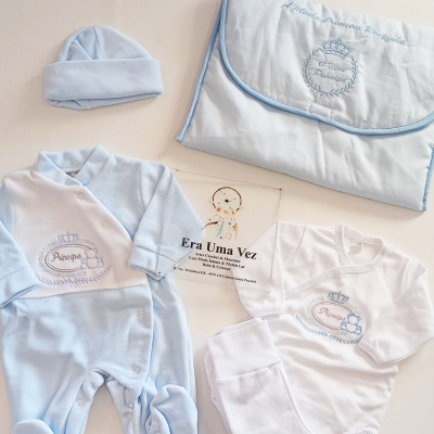 Conjunto de roupa de bebé azul claro e branco com bordados e manta azul