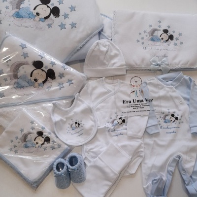 Conjunto de roupa para bebé branco e azul com estampa de rato a dormir na nuvem e estrelas.