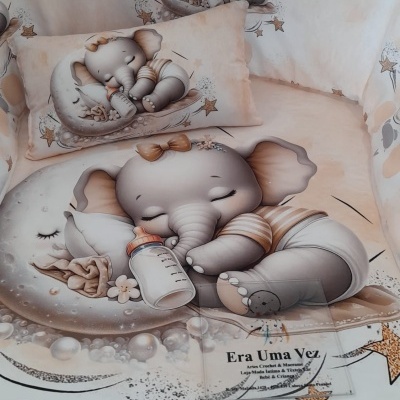 Cama de bebé com estampa de elefante a dormir e texto Era Uma Vez