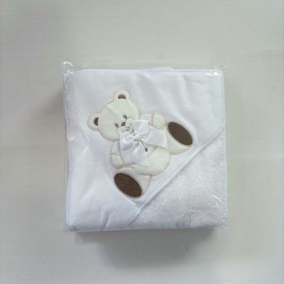 Toalha de bebê branca com capuz e aplicação de ursinho com laço branco