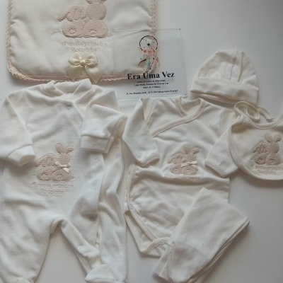 Conjunto de roupa de bebé branca com bordado de coelhinhos e manta