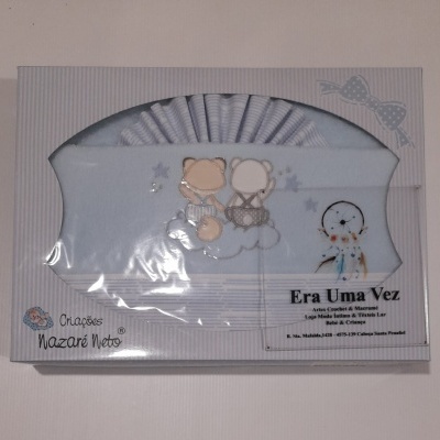 Conjunto de roupa de bebé azul com ursinhos bordados e janela na caixa