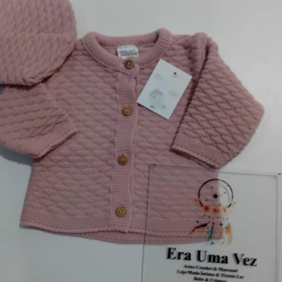 Casaco de malha rosa para bebé com botões de madeira