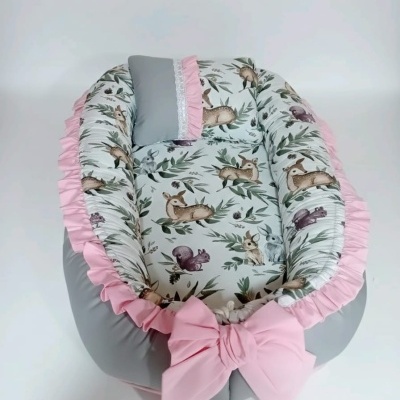 Cama para bebé com estampa de animais, borda rosa com folhos e laço