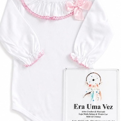 Body bebé branco com gola babado rosa e laço, mangas compridas e placa com texto.
