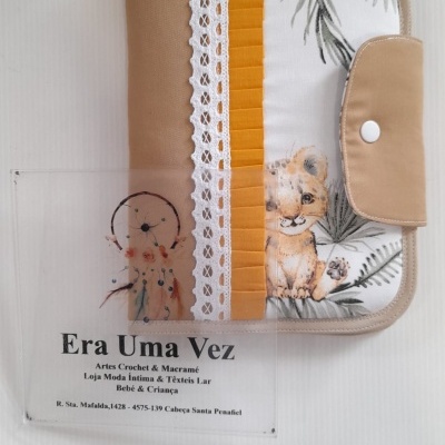 Bolsa em tecido com padrão de leão bebé, renda branca e faixa amarela